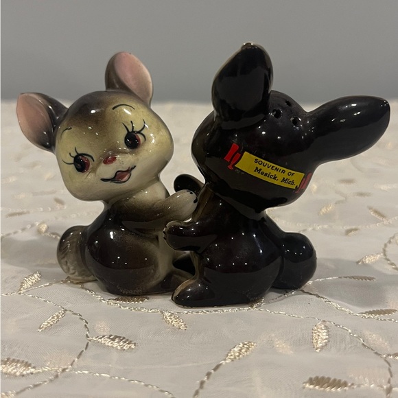 🐰 Vintage Hugging Bunnies Shakers - Picture 2 of 4
